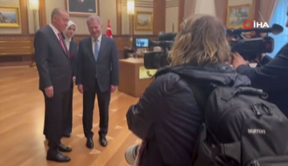 Cumhurbaşkanı Erdoğan'dan Fin gazeteciye hediye ayakkabı