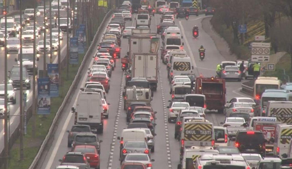İstanbul'da haftanın son iş günü trafik adeta felç oldu: Yoğunluk yüzde 70'e ulaştı