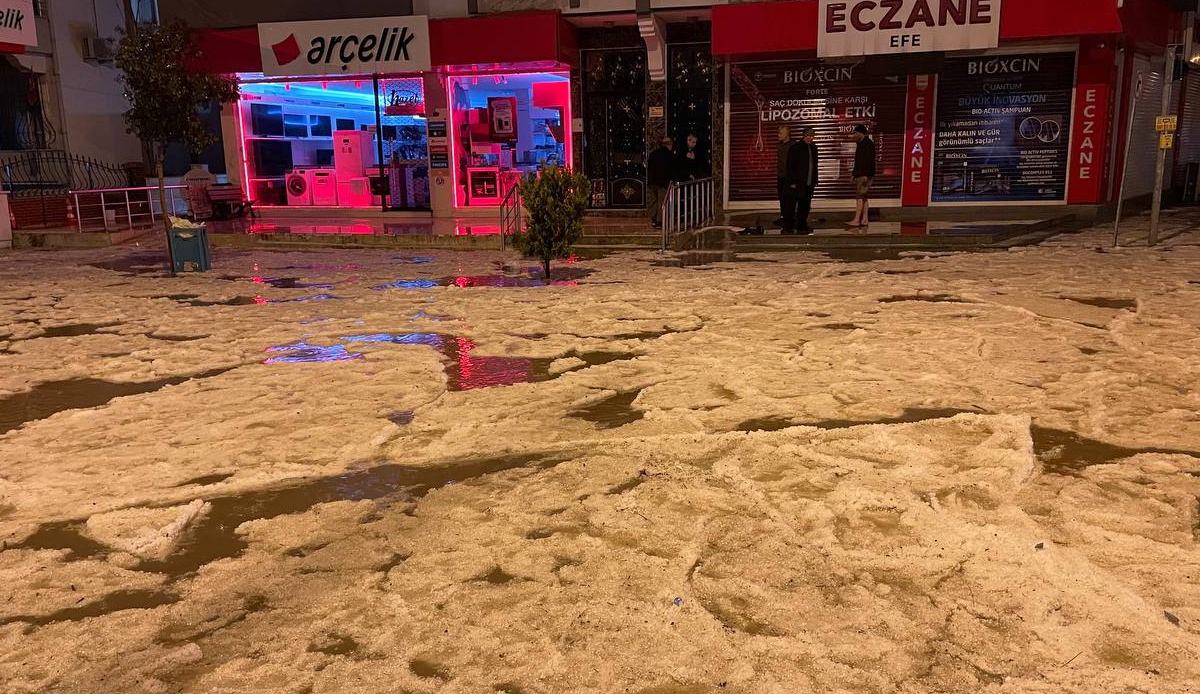 Kilis'te ceviz büyüklüğünde dolu sokakları göle çevirdi