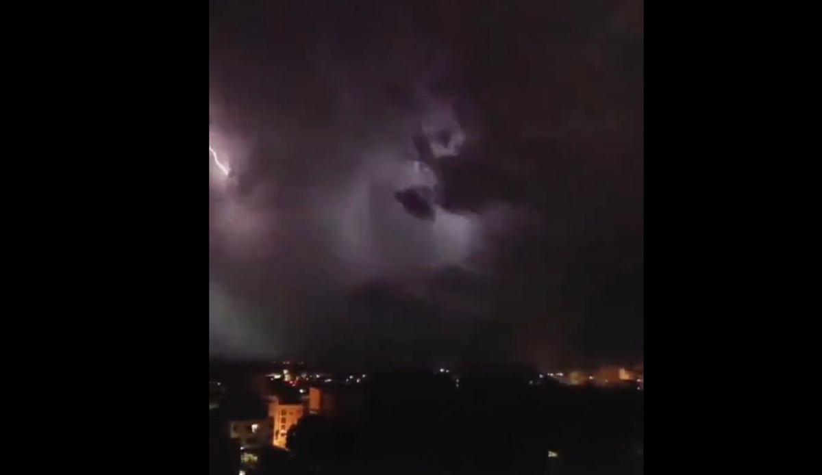 Kilis'te şimşekler geceyi gündüze çevirdi