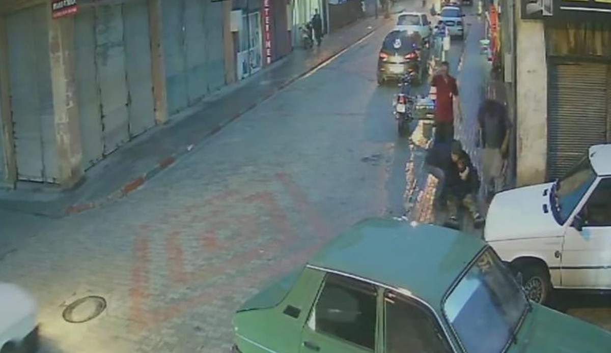 Kazada ilginç anlar! Önce çarptı, sonra sakinleştirmek için öperek teselli etti: O anlar anbean kamerada