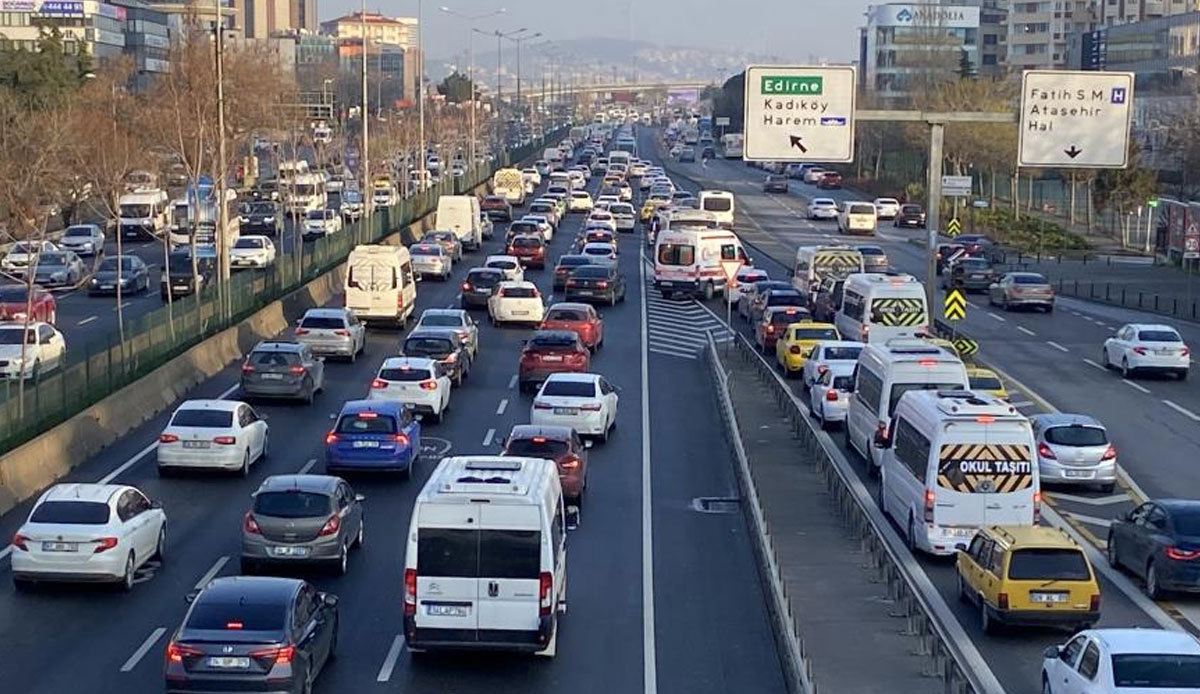 İstanbul’da ‘pazartesi’ trafiği: Haftanın ilk iş gününde yoğunluk yaşanıyor