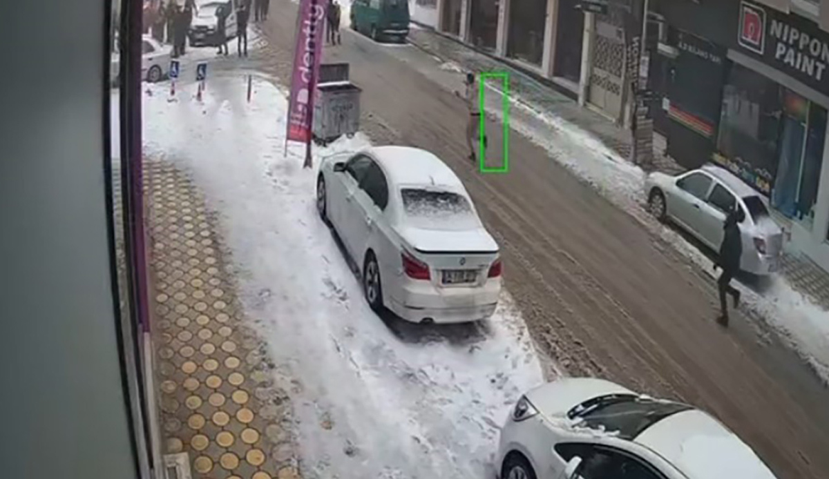 7,6'lık depremde kaçanların üzerine binanın devrildiği an kamerada