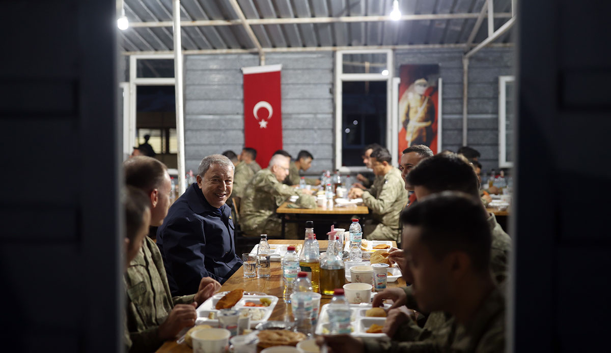 Milli Savunma Bakanı Akar, ilk iftarı Mehmetçik ile yaptı
