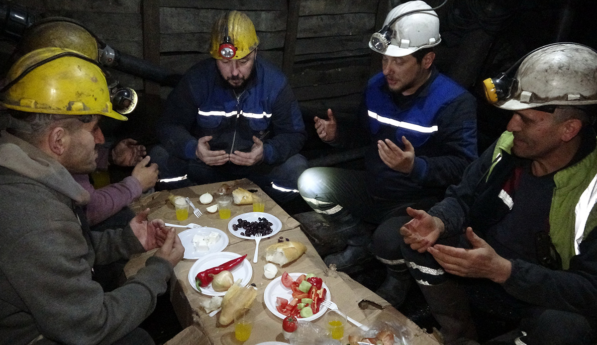Maden işçilerinden yerin metrelerce altında ilk sahur