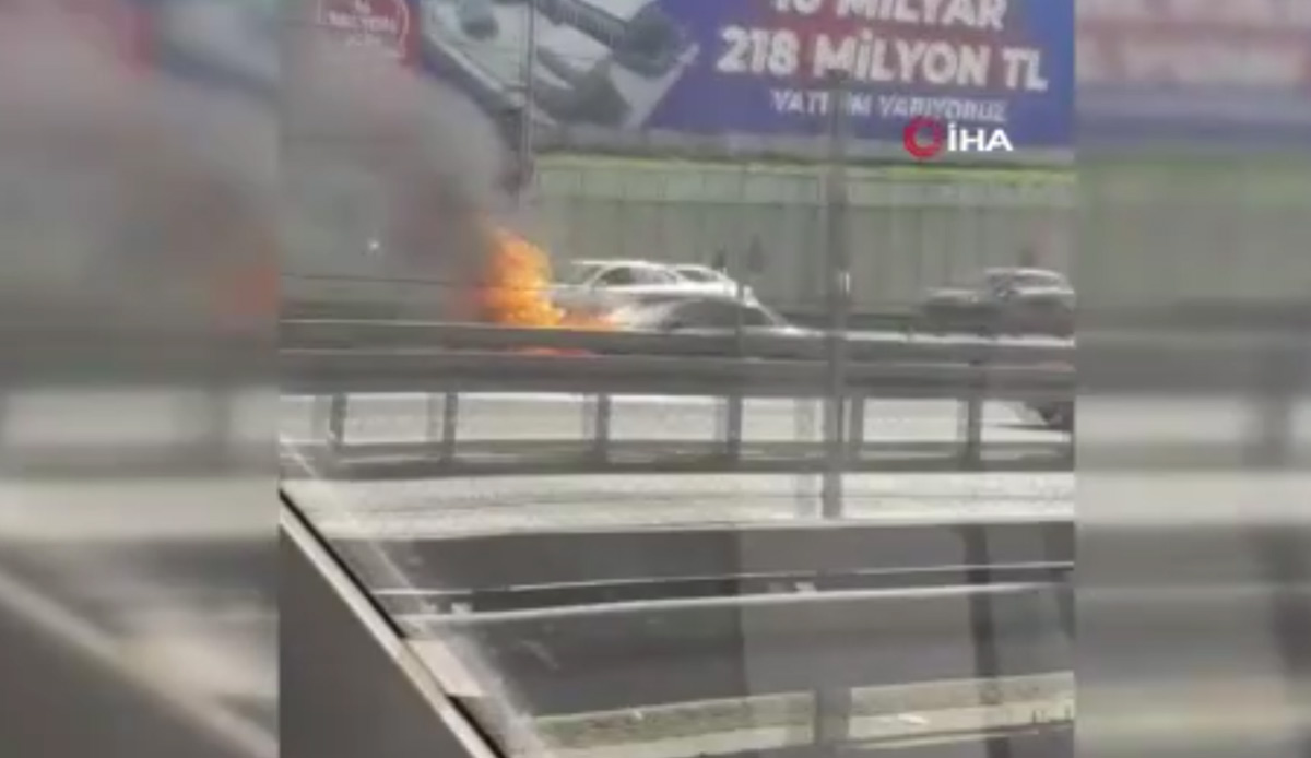 Zeytinburnu E-5'te bir araç resmen alev topuna döndü: Kilometrelerce trafik oluştu