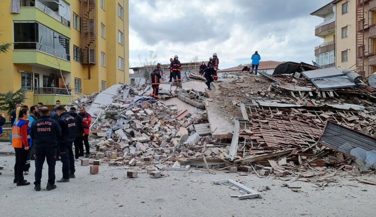 Malatya'da 5 katlı bina çöktü
