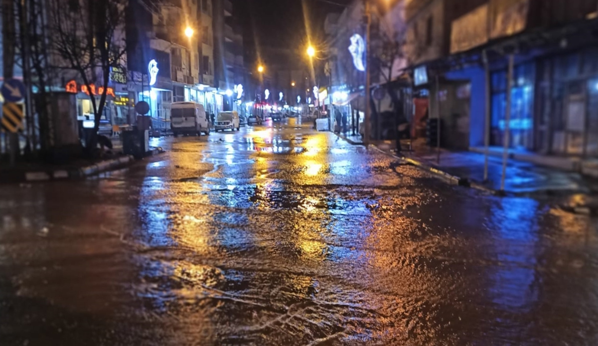 Şanlıurfa'yı yine dolu vurdu, yollar dereye döndü