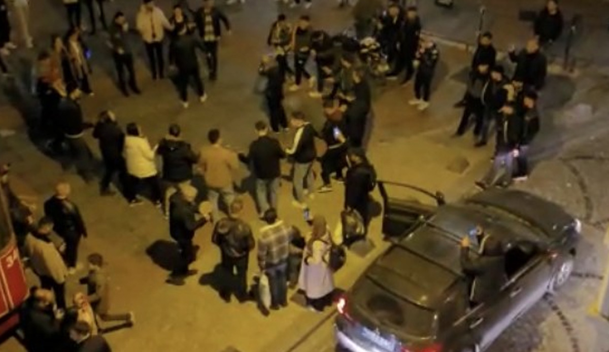 Galata’da “pes” dedirten görüntüler! Hastane yolunu kesip halay çektiler
