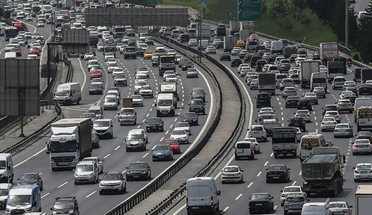 İstanbul haftanın ilk gününe yoğun trafikle başladı: Uzun kuyruklar oluştu