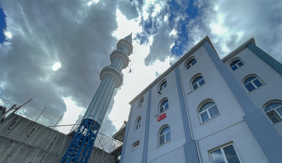 Rüzgarda sallanan minare endişeye neden oldu