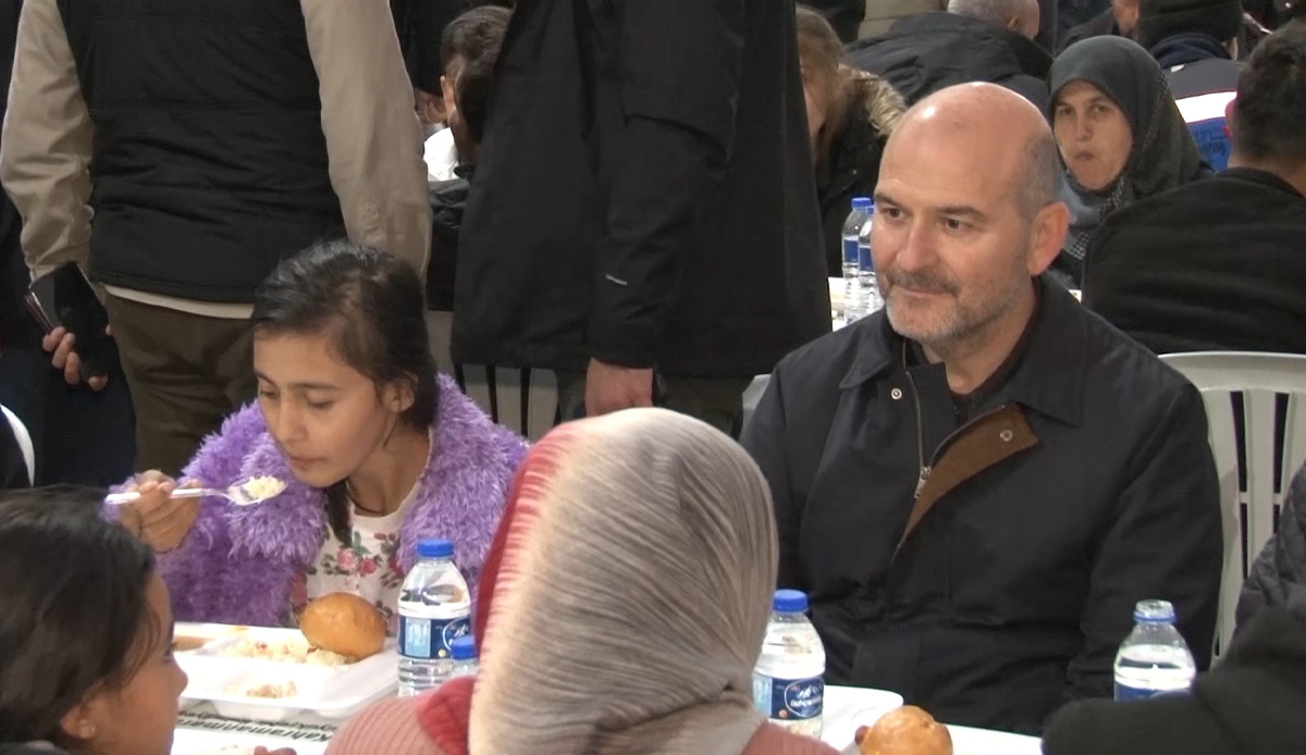 Bakan Soylu depremzedelerle iftar açtı