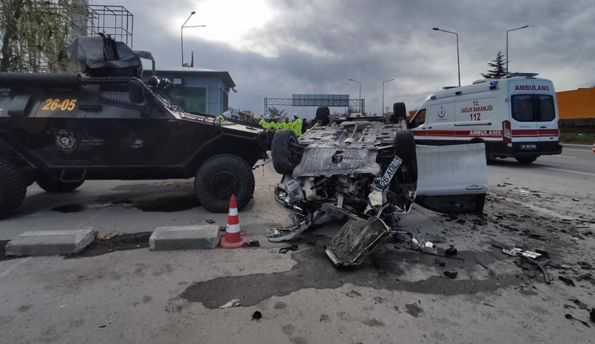 Direksiyon hakimiyetini kaybetti, polis noktasına daldı! 5'i polis 6 yaralı