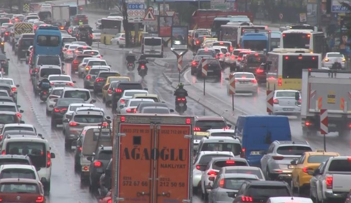 İstanbul'da sağanak yağış trafiği kilitledi: Yoğunluğu yüzde 65'e ulaştı