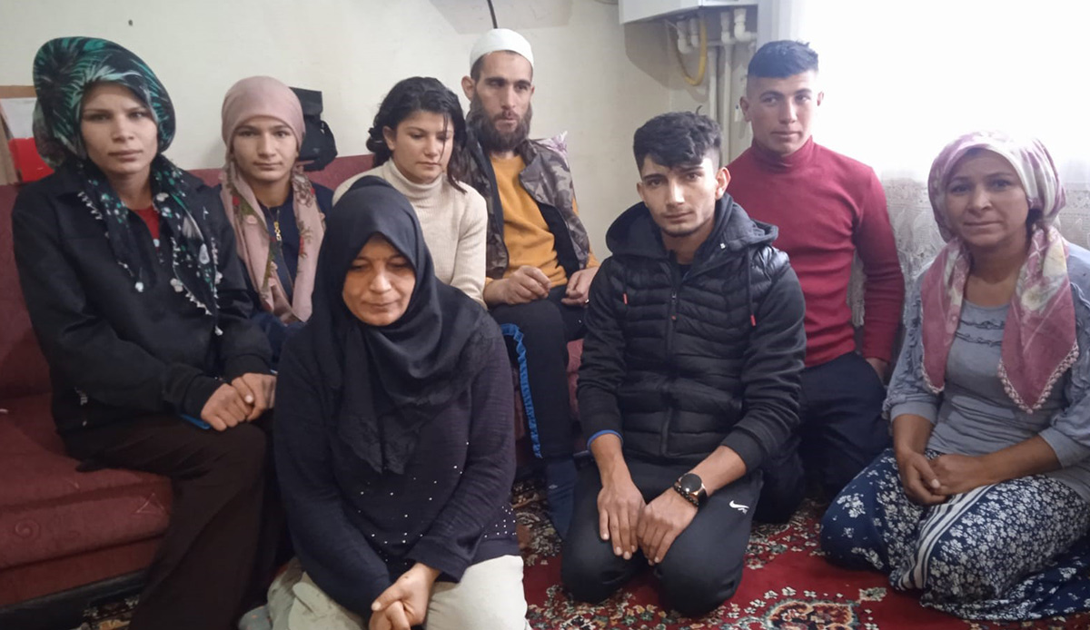 8 kişilik aile 'hayalet' gibi yaşıyor: Ne okula gidebiliyor ne de işe girebiliyorlar