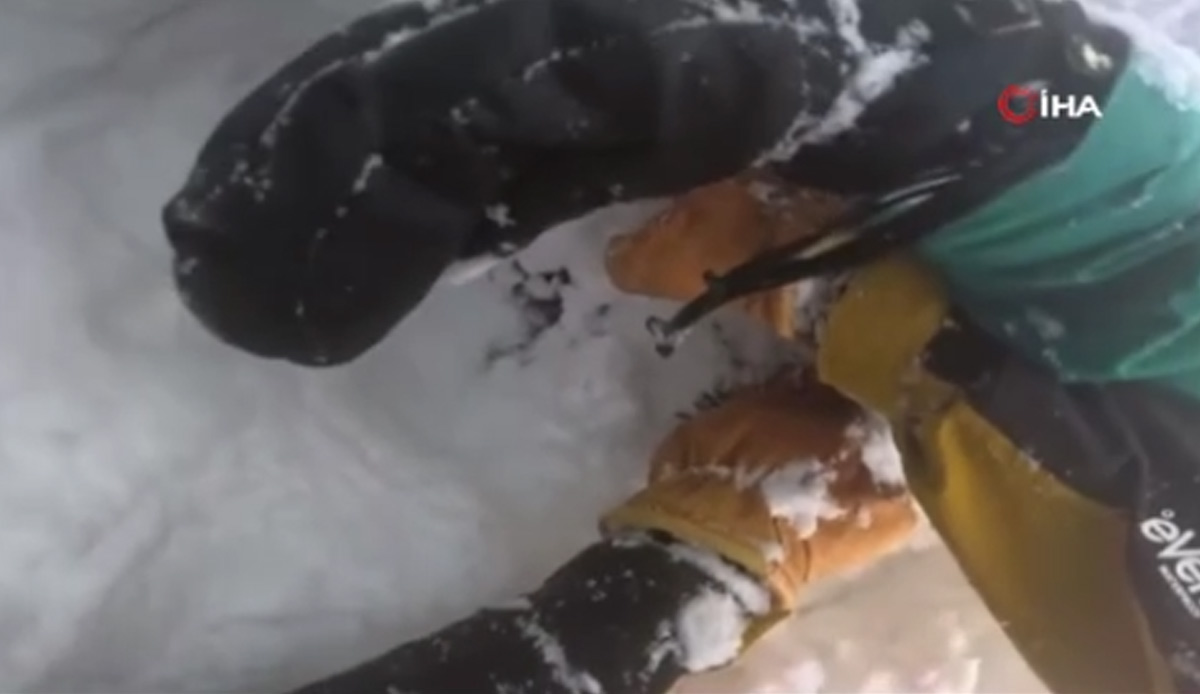 Kayakçının dikkati, çığ altında kalan snowboardcunun hayatını kurtardı