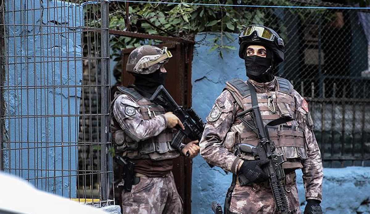 Şişli'de korku dolu anlar! Babasını bıçaklayıp çatıya çıktı: Özel Harekat destekli operasyon başlatıldı