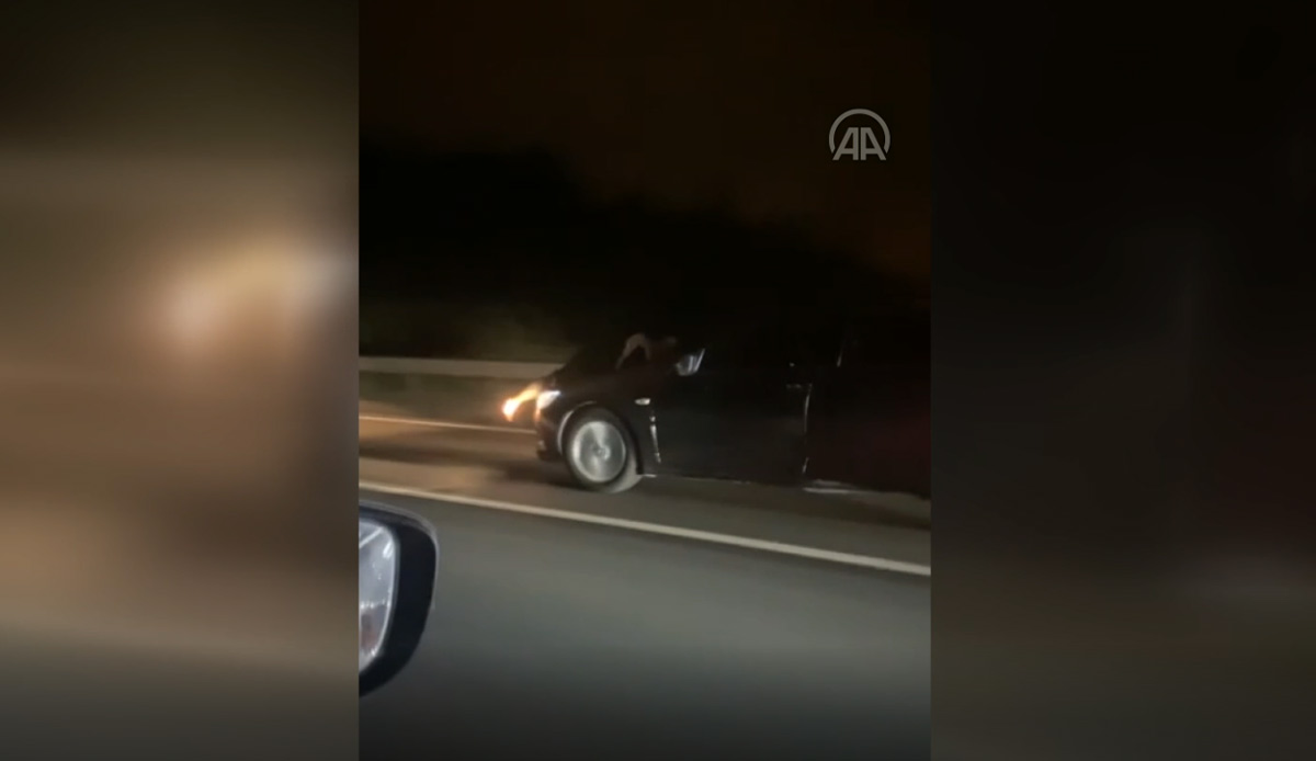 Film sahnelerini aratmayan görüntüler Düzce'den! Babası tarafından oğlu kaçırıldı, anne canını hiçe saydı: Arabanın kaputuna tutunarak 40 km yol gitti