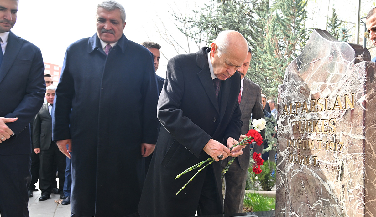 Devlet Bahçeli, Alparslan Türkeş'in kabrini ziyaret etti