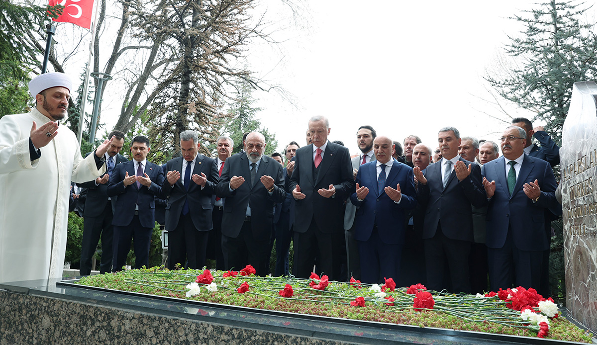 Cumhurbaşkanı Erdoğan'dan Türkeş'in kabrine ziyaret