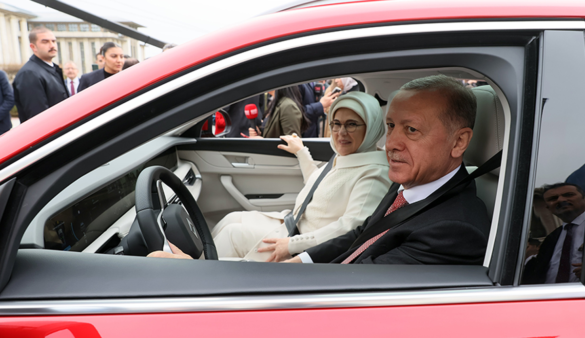 Cumhurbaşkanı Erdoğan'ın, Togg'u sürerken eşi Emine Erdoğan ile arasında yaşanan diyalog izleyenleri gülümsetti