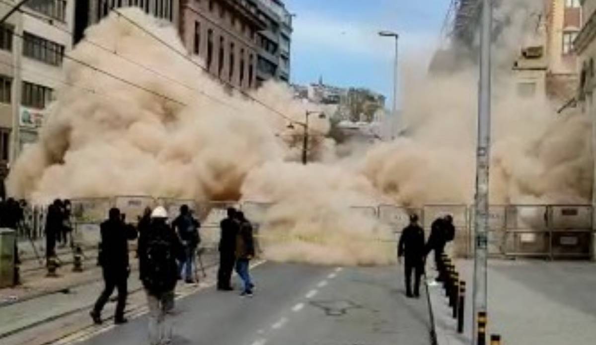 Beyoğlu'ndaki 5 katlı metruk bina tamamen çöktü