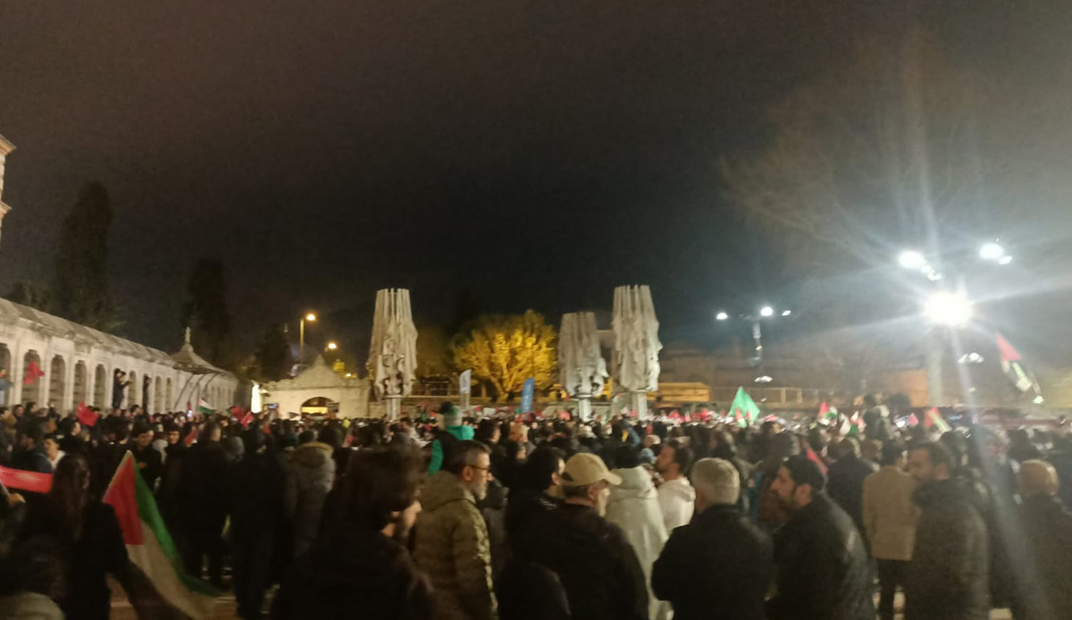 Binlerce vatandaş Fatih Camii önünde 'İsrail zulmü'nü  protesto etti