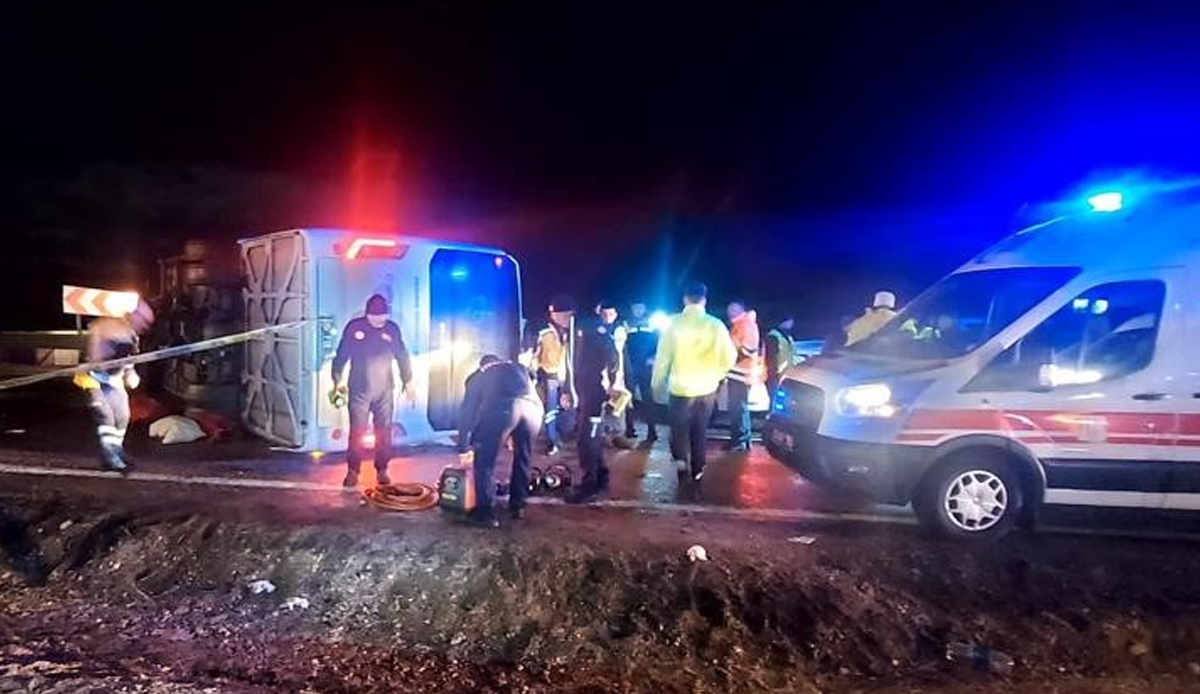 Deprem bölgesinden dönen otobüs devrildi: 3 ölü