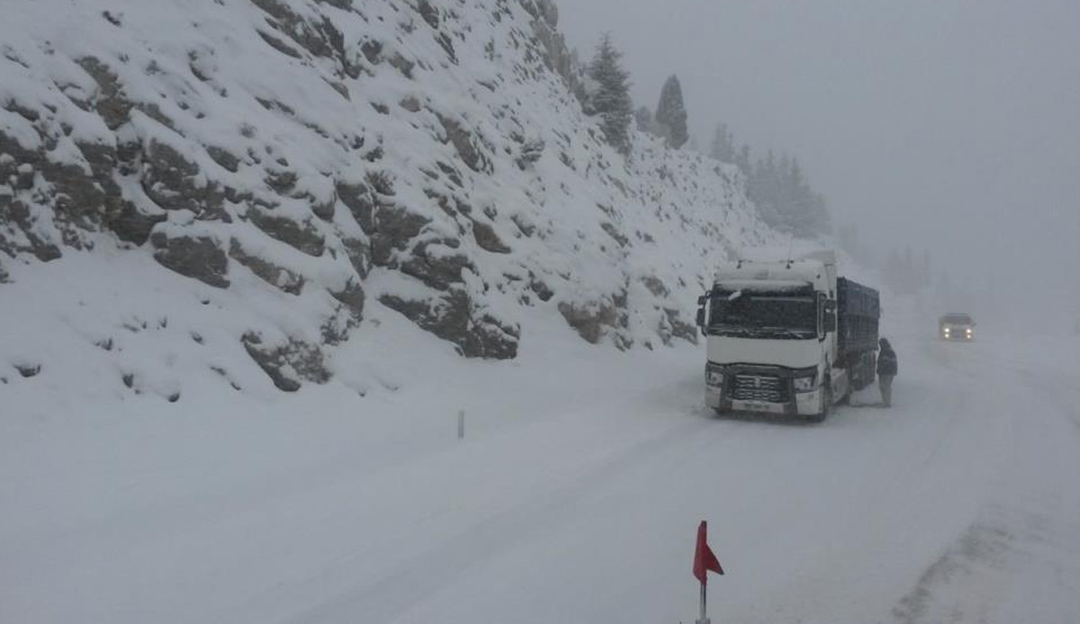 Nisan'da kar sürprizi! Antalya- Konya yolunda 20 santimetreye ulaştı