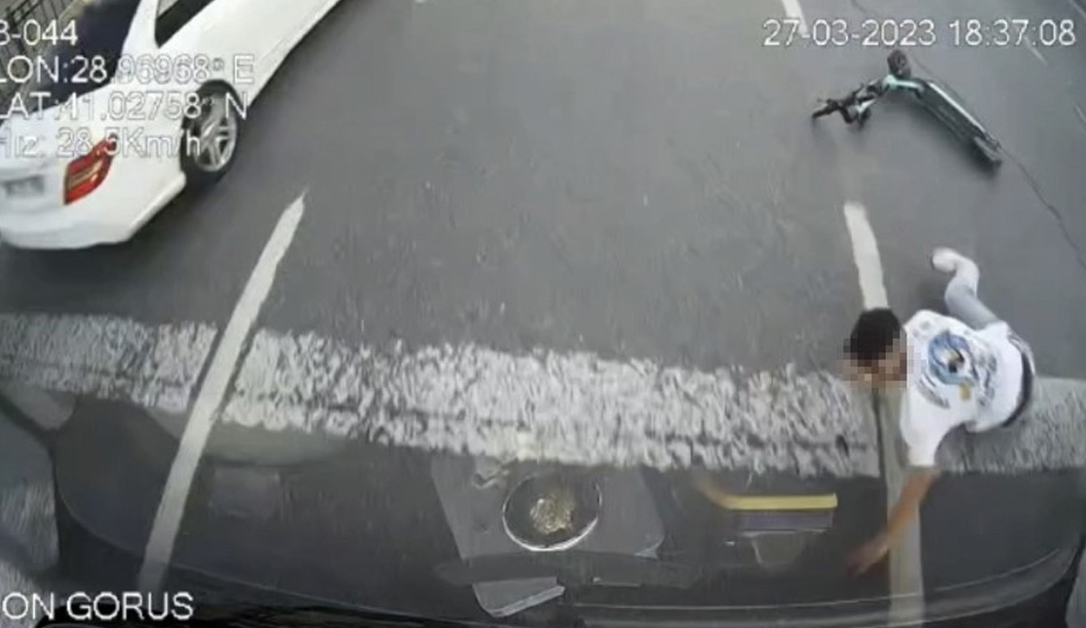 Şişhane’de yürekleri ağza getiren kaza: Scooterlı genç ezilmekten kıl payı kurtuldu