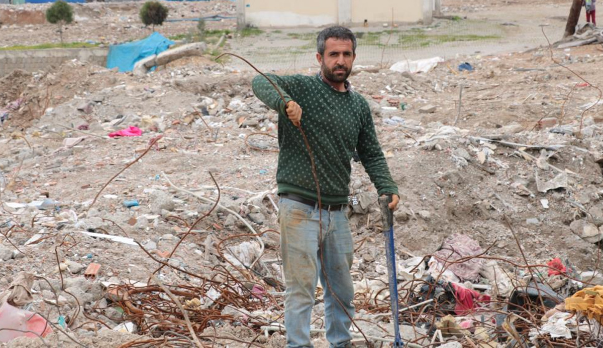 Enkazlardan kalan demir parçaları geçim kaynağı oldu
