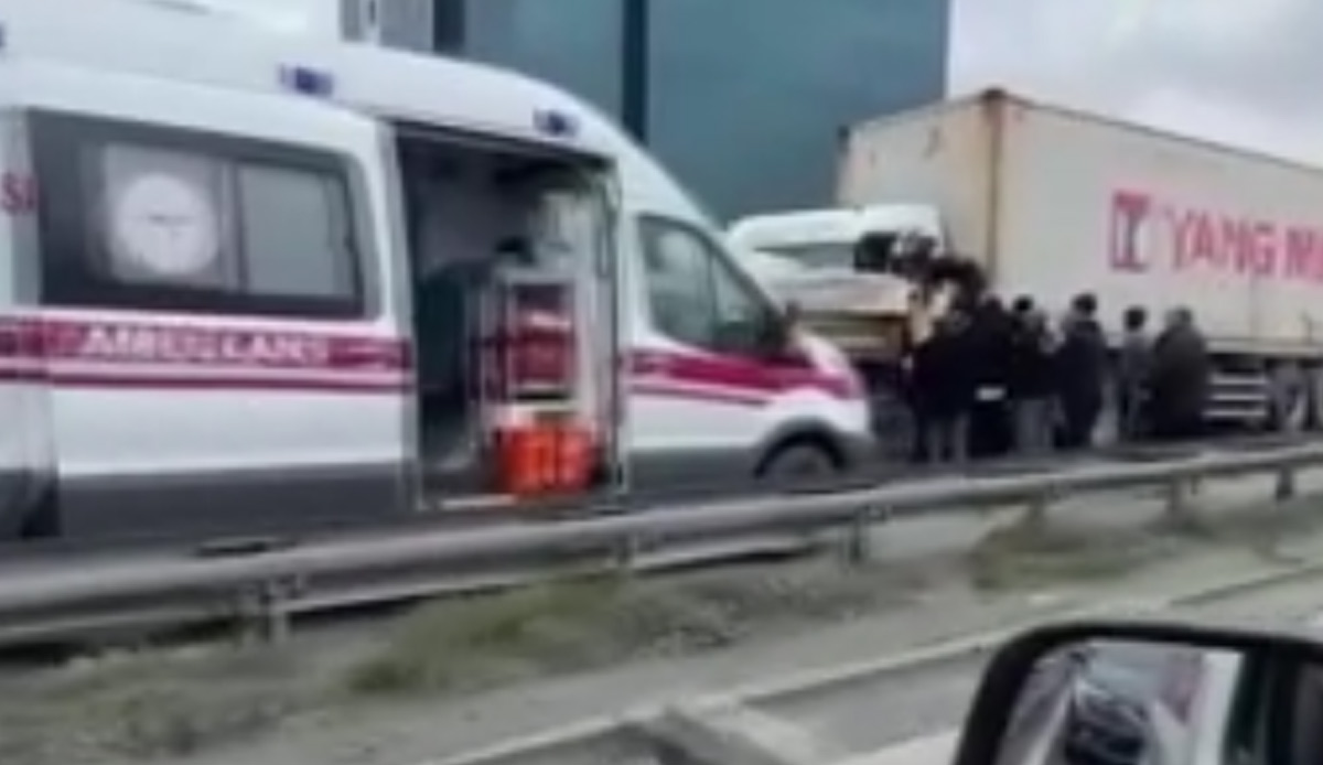 Haramidere Tem bağlantı yolunda 2 tır çarpıştı: Sürücü yaralandı