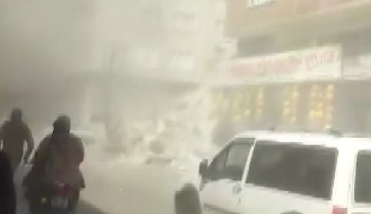 Kilis'te binanın çökme anı cep telefonu kamerasına yansıdı