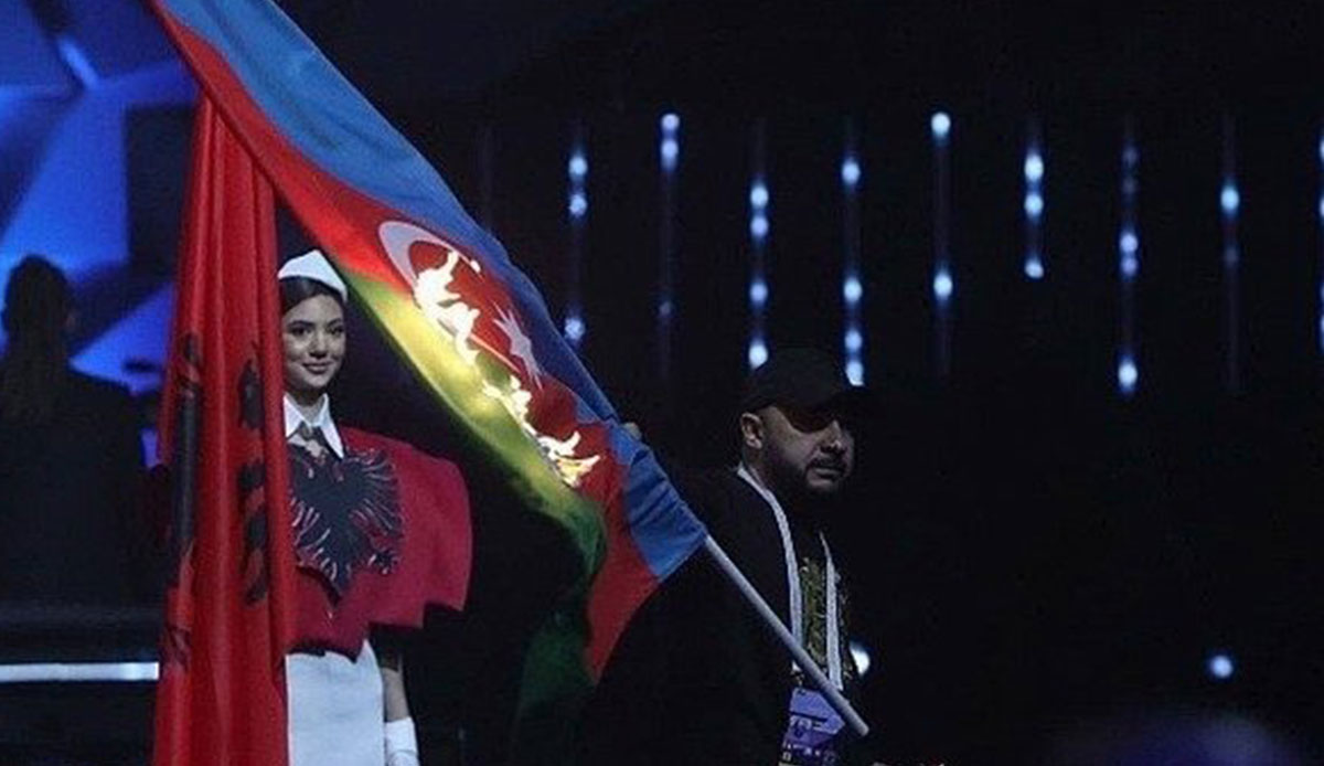 Ermenistan’daki Avrupa Halter Şampiyonası'nda skandal! Azerbaycan bayrağını canlı yayında yaktılar