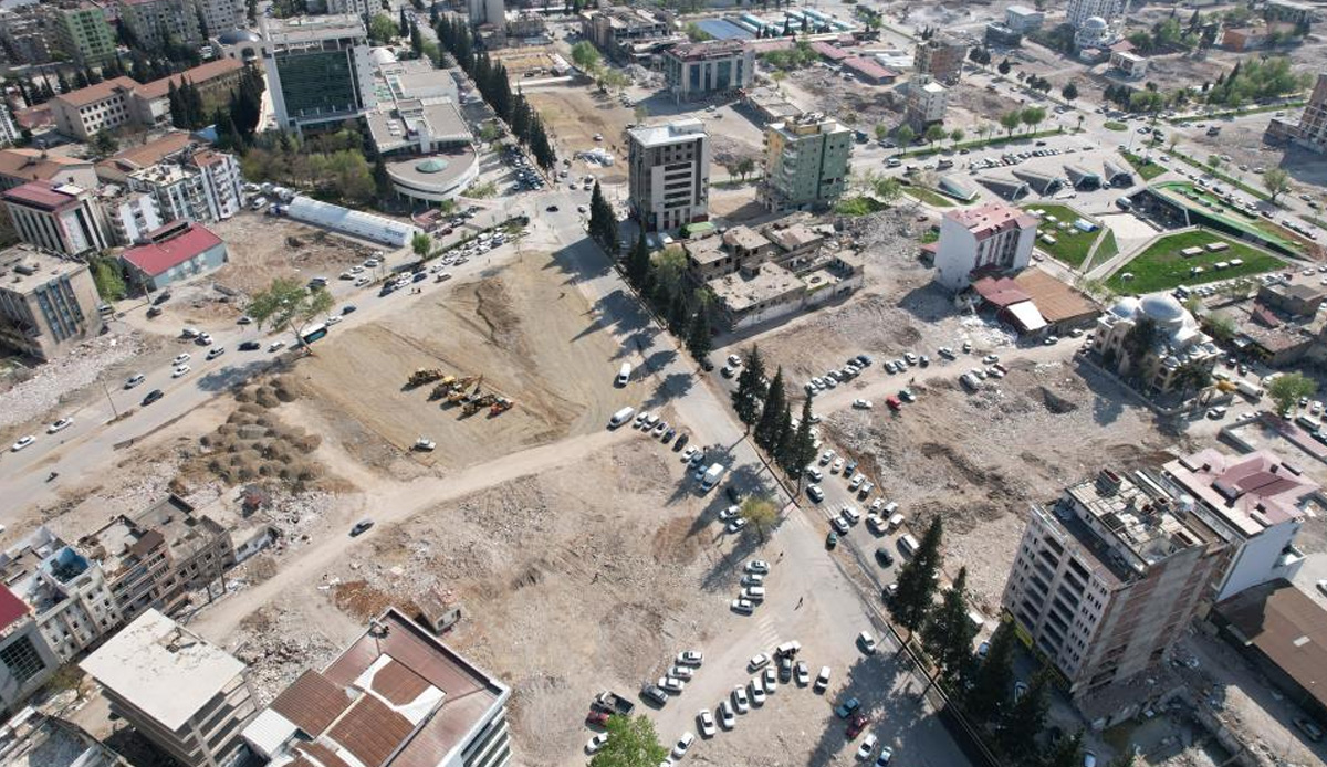 Deprem bölgesinde enkaz kalktı, boş meydanlar oluştu