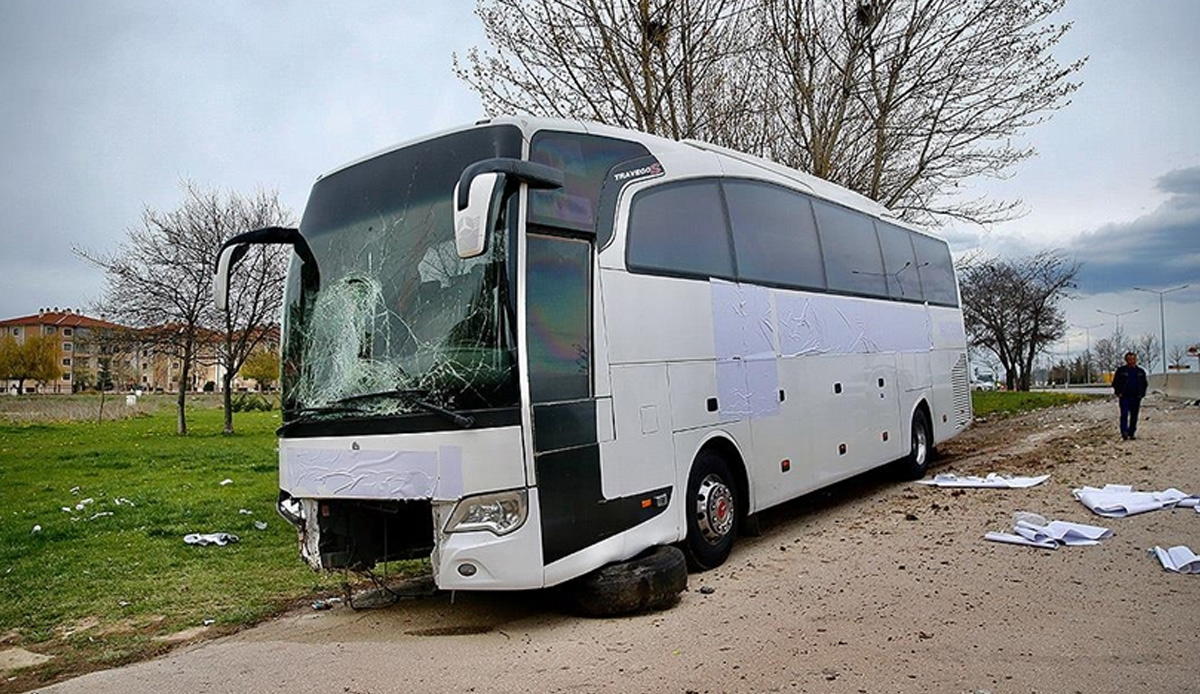 Eskişehir'de yoldan çıkan yolcu otobüsündeki 17 kişi yaralandı