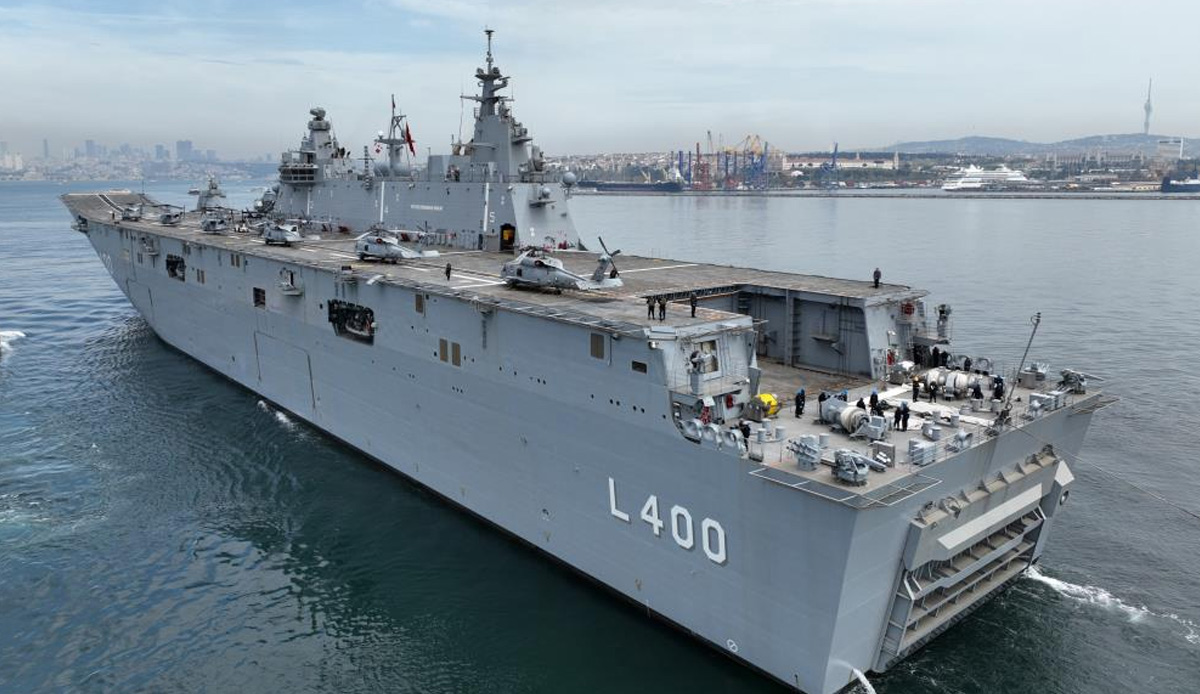 TCG Anadolu Sarayburnu'na yanaştı