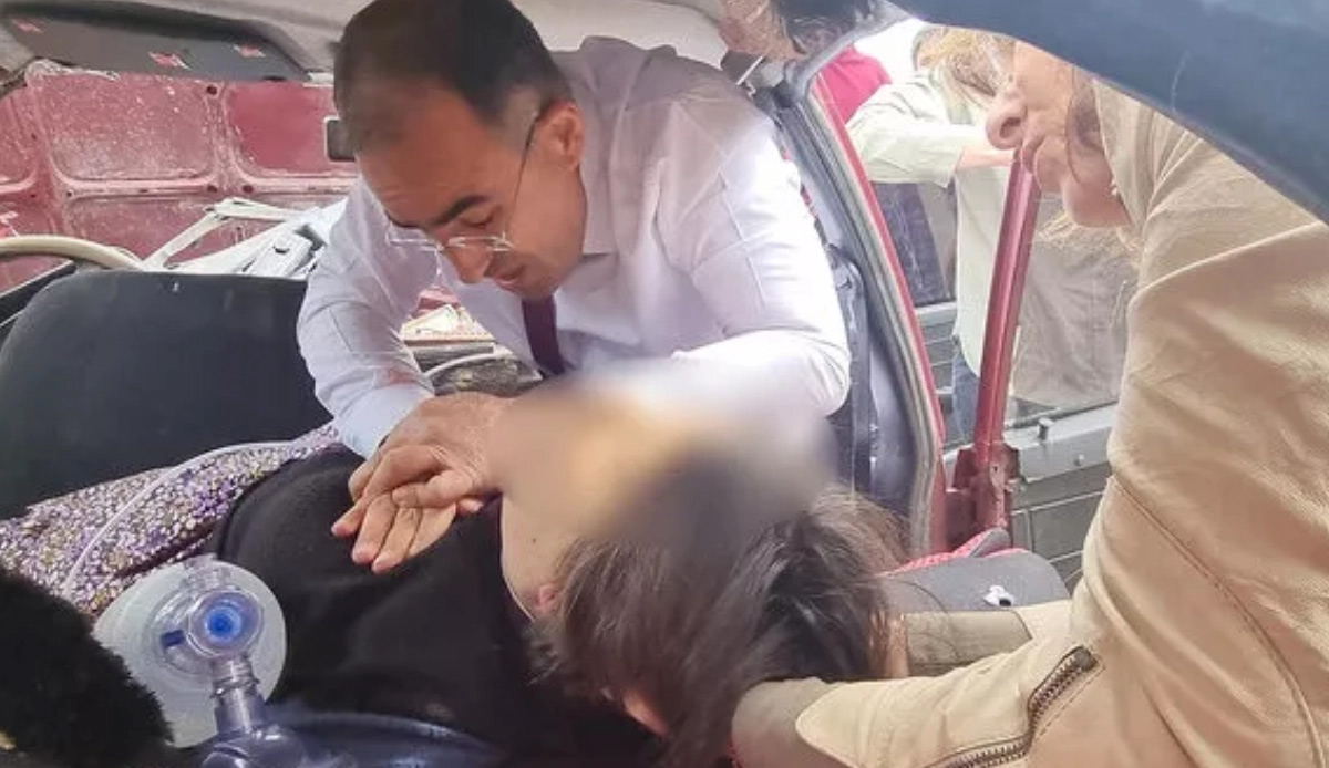 AK Partili vekil adayı feci trafik kazasında ilk müdahaleyi yaptı