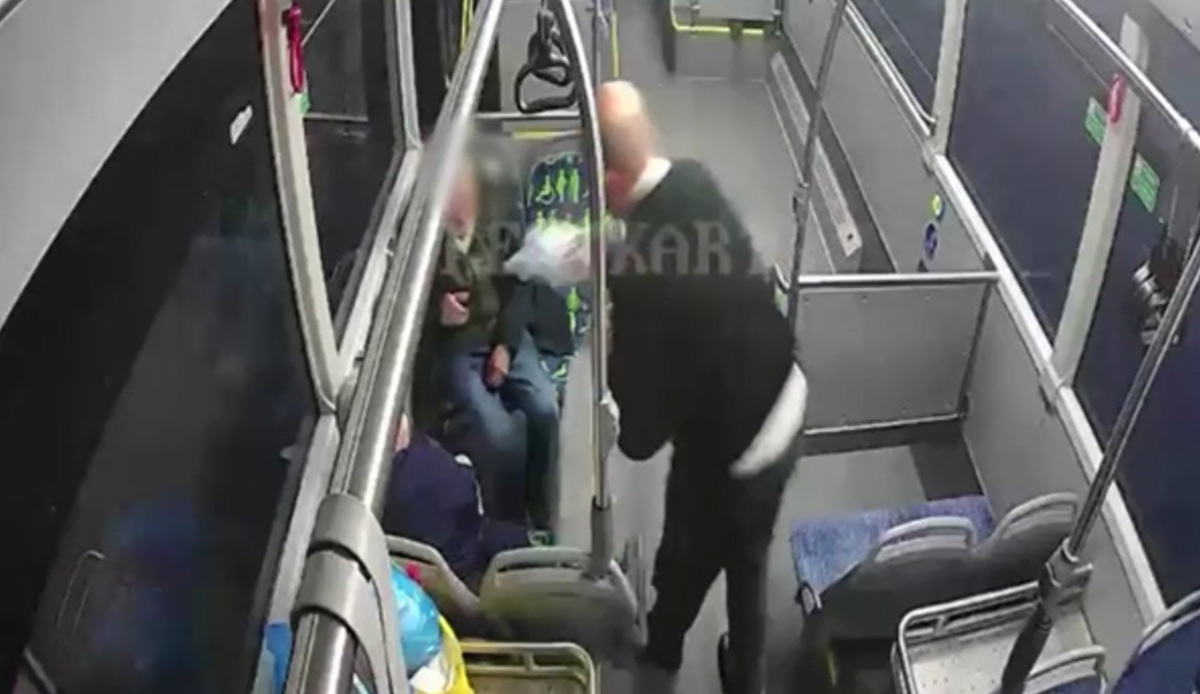 Otobüs şoförü iftara yetişemeyen yolculara yiyecek dağıttı