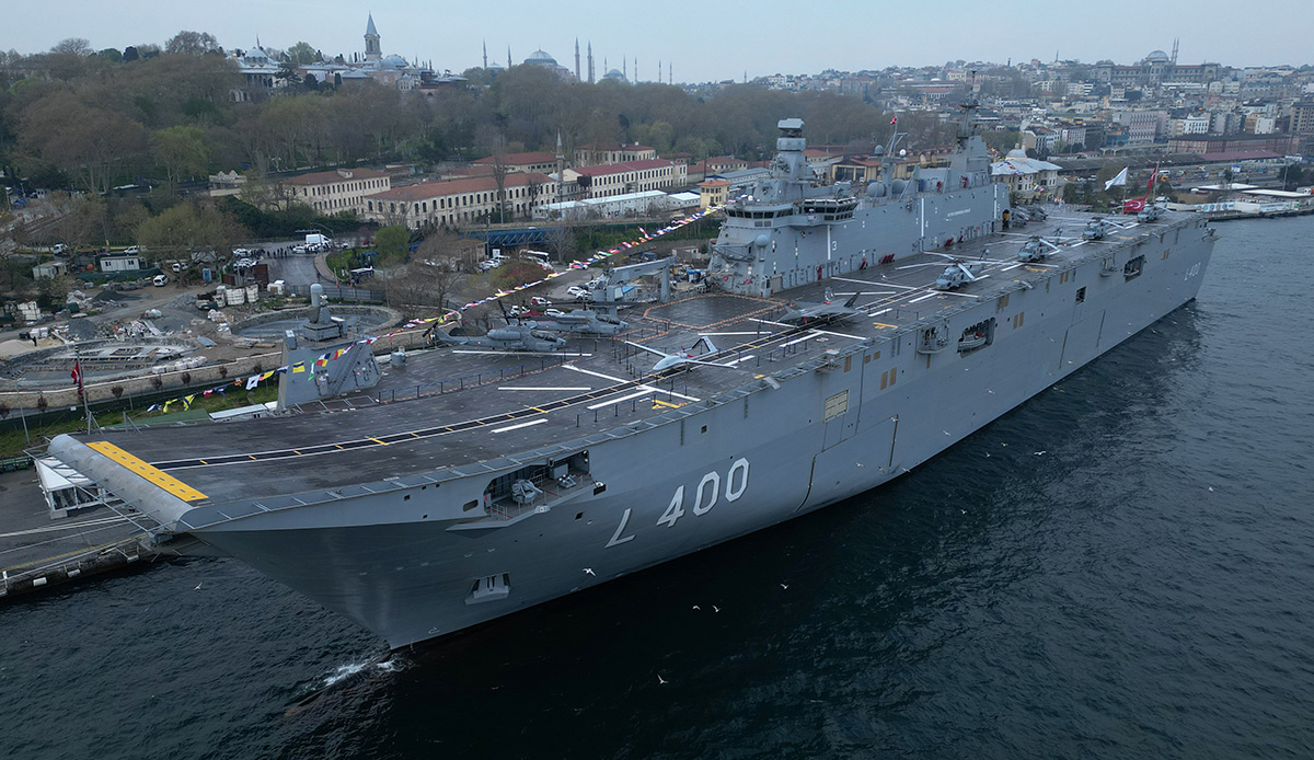 Bugün halkın ziyaretine açılıyor... Sarayburnu Limanı'na demir atan TCG Anadolu havadan böyle görüntülendi