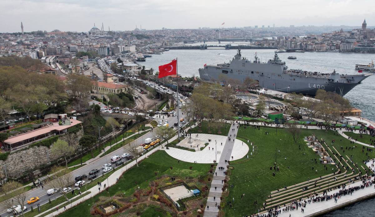 TCG Anadolu'ya ziyaret akını, 2 metre kuyruk oluştu