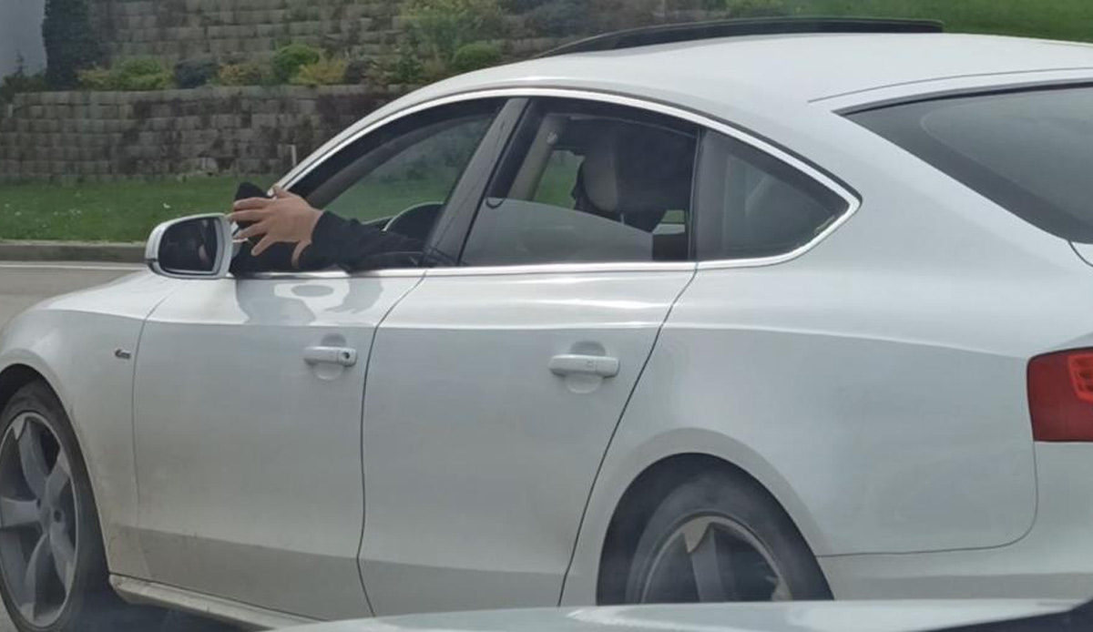 Trafikte pes dedirten görüntüler! Camdan ayağını çıkardı yetmedi direksiyonu tek elle tuttu