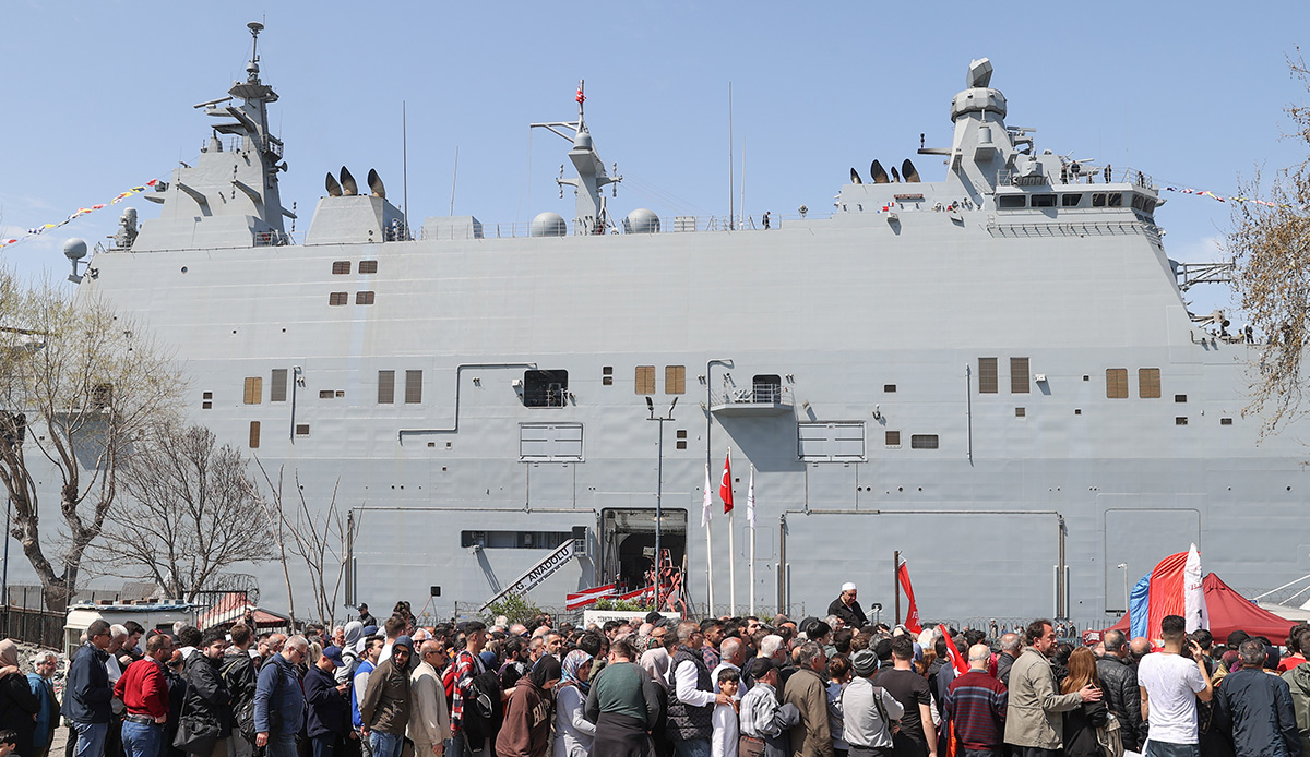 Donanmanın amiral gemisi TCG Anadolu kapılarını açtı, ziyaretçi akınına uğradı... İşte gururlandıran görüntüler