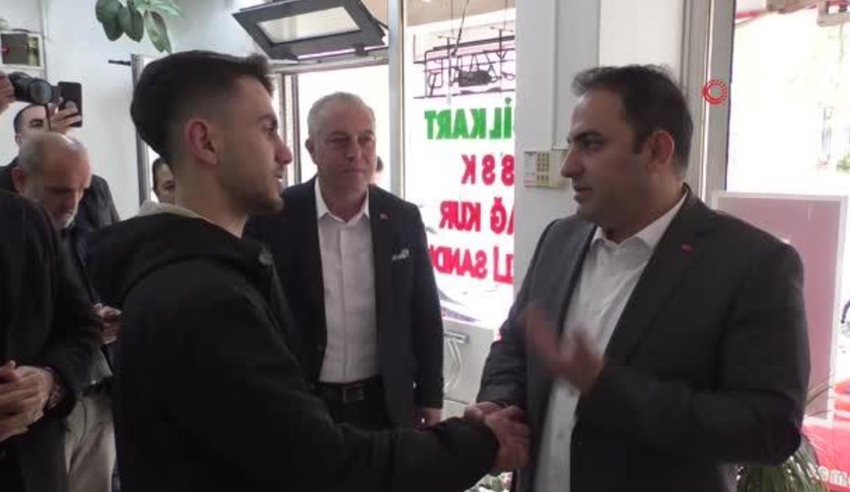 AK Partili vekil adayı, kararsız genci ikna etti