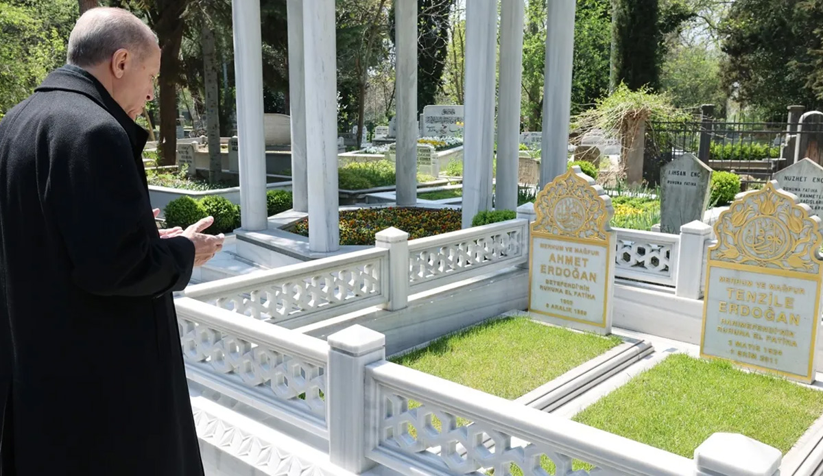 Cumhurbaşkanı Erdoğan anne ve babasının kabrini ziyaret etti