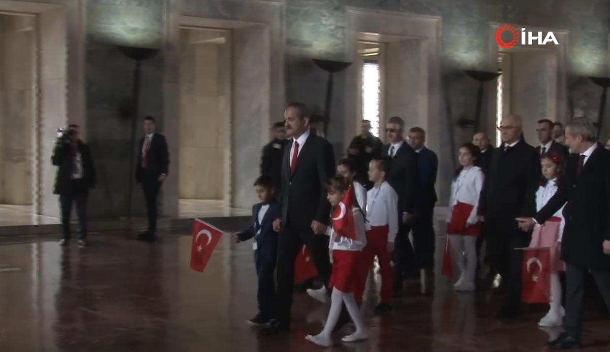 Bakan Özer'den 23 Nisan mesajı: Çocuklarla birlikte Anıtkabir'i ziyaret etti