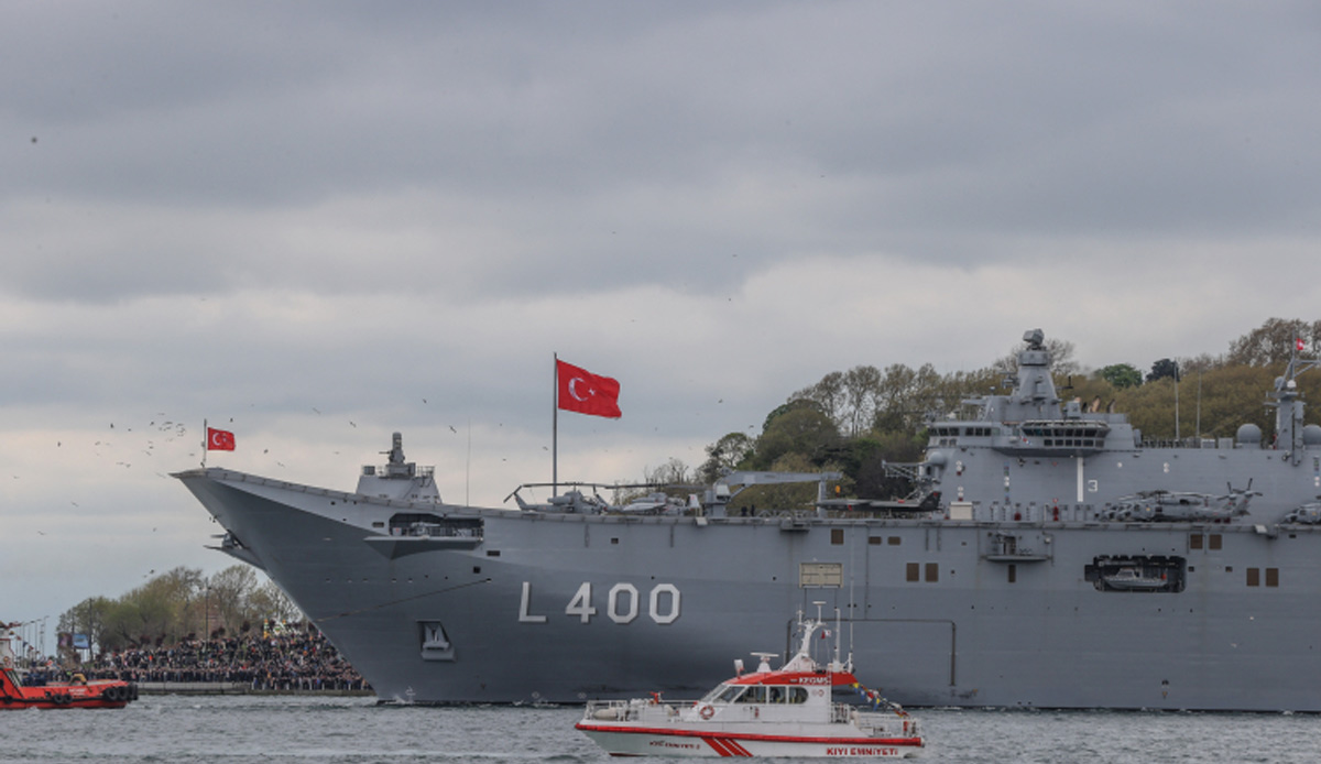 TCG Anadolu'yu İstanbul Boğazı'ndan yunuslar uğurladı: MSB o anları paylaştı