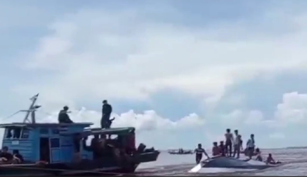 Endonezya'da tekne faciası: Ölüler var, kayıplar aranıyor