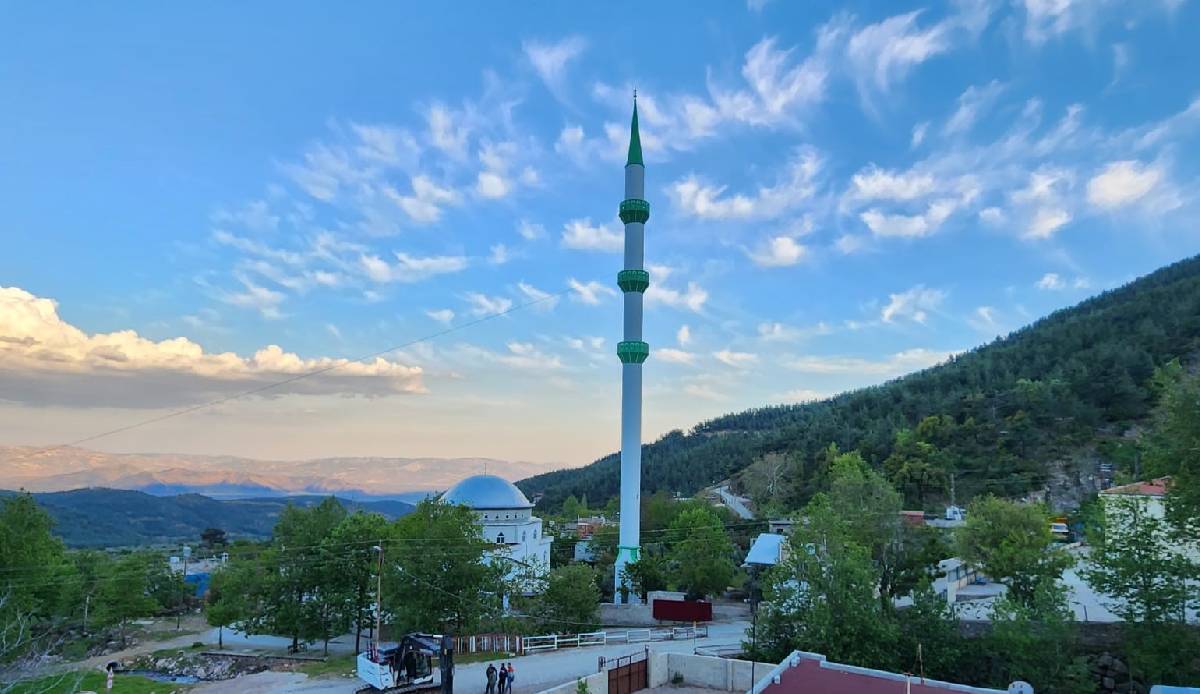 58 metre yüksekliğindeki tarihi minare böyle yıkıldı