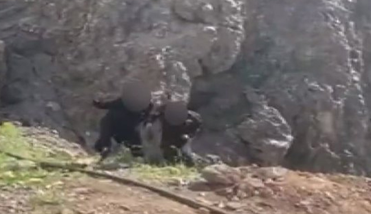 MSB 2 PKK’lı teröristin teslim olduğu görüntüleri paylaştı
